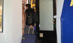 Der Kunde verlässt die Gepäckaufbewahrung, nachdem er seinen Koffer abgeholt hat