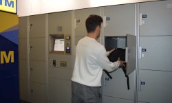 Client deposits his bag in the standard locker