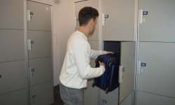 Cliente collect his suitcase from the maxi locker