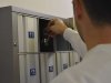 Der Kunde hinterlegt die Schlüssel der Airbnb-Wohnung in der Smartbox
