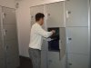 Cliente deposita la valigia nel l’armadietto maxi