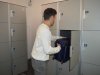 Cliente ritira la valigia nel l’armadietto maxi